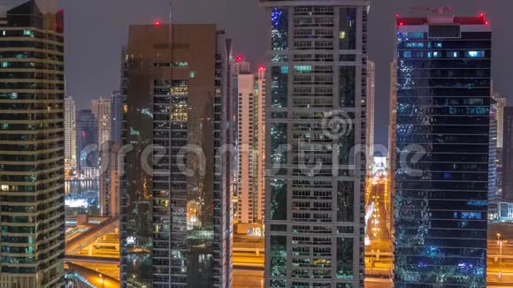 迪拜Jumeirah湖塔区的住宅和办公楼夜以继日视频的预览图