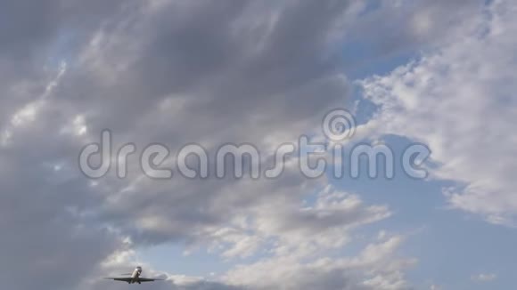 飞机在蓝色多云的天空起飞和飞行视频的预览图
