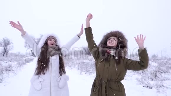 快乐的女人笑着享受露天的第一场雪视频的预览图