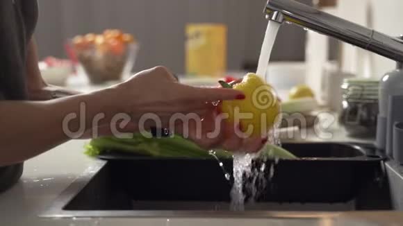 女人在厨房洗蔬菜特写镜头慢动作视频的预览图