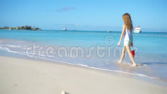 可爱的小女孩在海滩度假散步视频的预览图