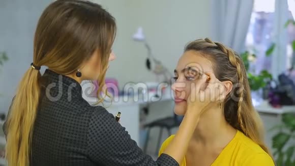 化妆师给女人化妆视频的预览图