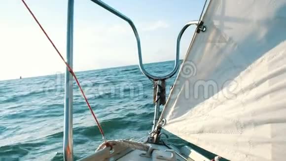 一艘帆船在开阔的海面上在海浪上的近距离摆动视频的预览图