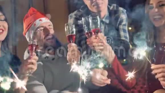 一个特写镜头人们庆祝圣诞节用葡萄酒和火花视频的预览图