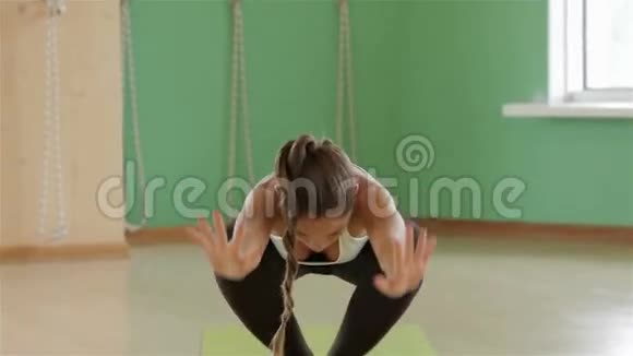 瑜伽女孩的变化集视频的预览图
