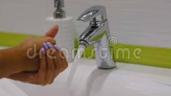 慢动作女人在浴室里用肥皂洗手视频的预览图