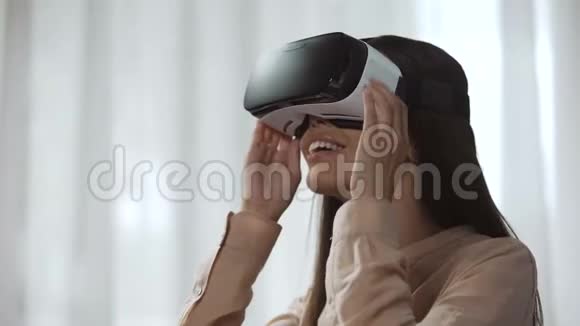 惊讶的女性在虚拟现实中玩电子游戏在虚拟现实中旋转头部视频的预览图