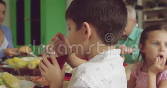 三代家庭一起吃饭视频的预览图