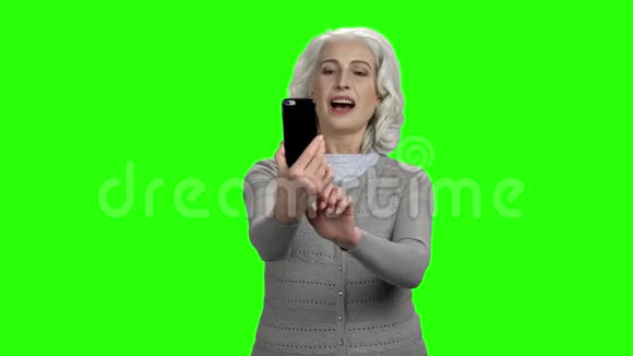 高级白种人女人用手机自拍视频的预览图
