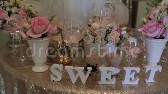 婚礼塑料信件和鲜花装饰品新娘Bijouterie丝带缎子装饰和珠宝视频的预览图