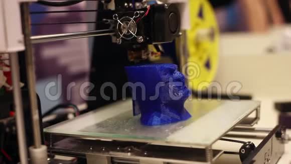 3D打印机制作一个人头像现代机器人技术人工智能控制系统视频的预览图
