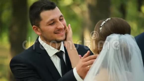 白人新娘和新郎在婚礼当天接吻刚结婚视频的预览图