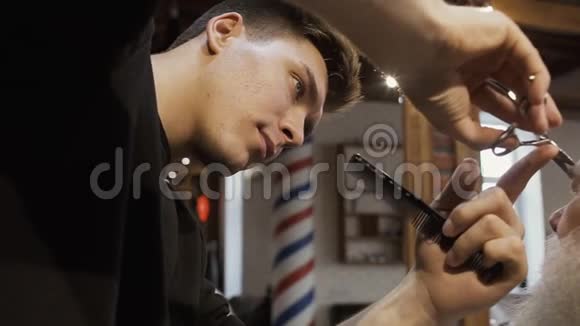 专业理发师剪成人的眉毛视频的预览图