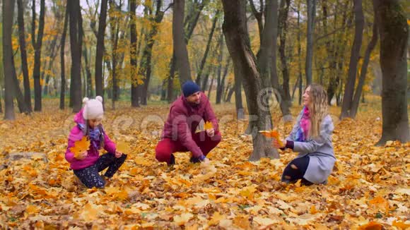 积极的家庭和女孩享受秋季视频的预览图