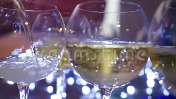蓝色背景的香槟酒杯视频的预览图