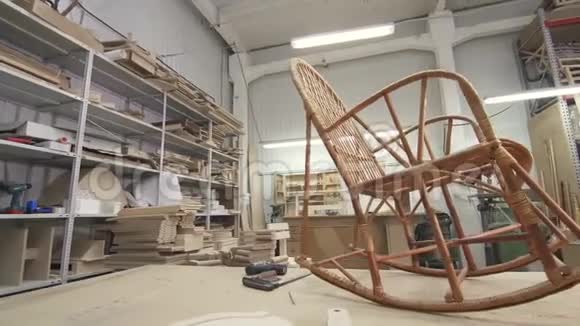 木工车间里的木制摇椅视频的预览图