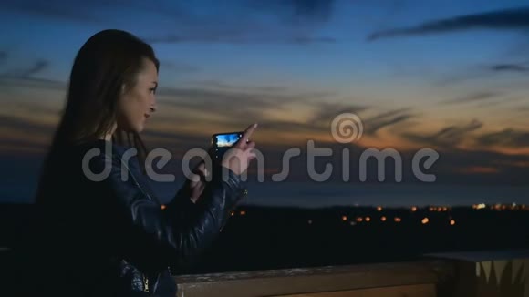 布鲁内特为智能手机拍摄美丽的夜空视频的预览图