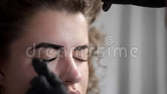 在美容院用线去除面部的小毛用线脱毛在美容院用线面部视频的预览图