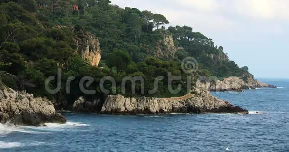 地中海和海边的全景法国海滨有岩石和松树视频的预览图