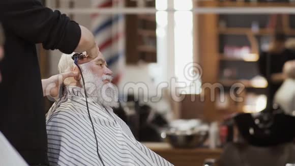 职业发型师给理发店的老人做现代发型视频的预览图
