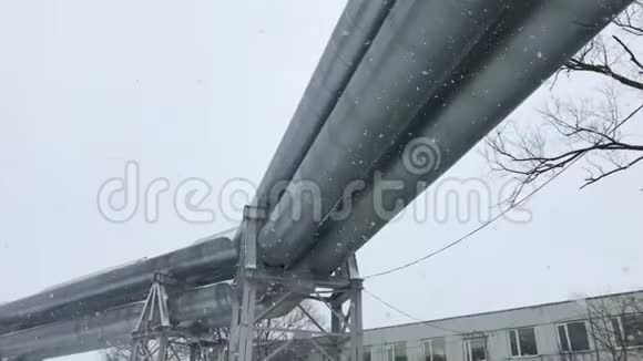 拉脱维亚里加雪地大街上铺设4K巨大的天然气管道视频的预览图
