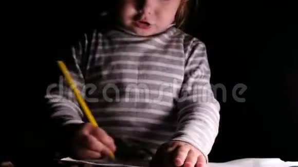 学龄前小女孩在一张纸上画一支铅笔特写视频的预览图