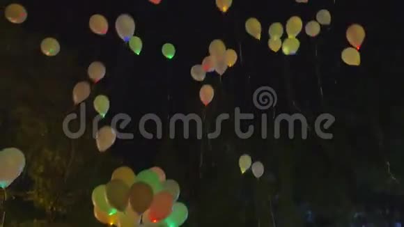 在天空中发光的气球视频的预览图