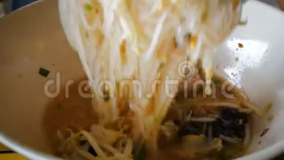 4K用筷子夹起一双被射杀的女人的手在碗里拌上白面视频的预览图