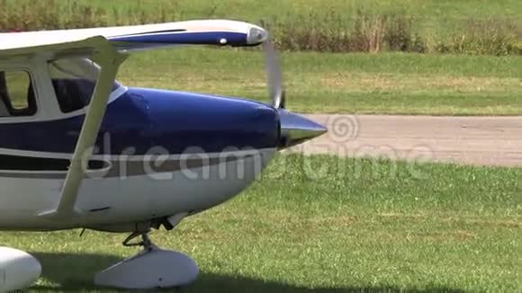 一架小型私人飞机正准备起飞视频的预览图