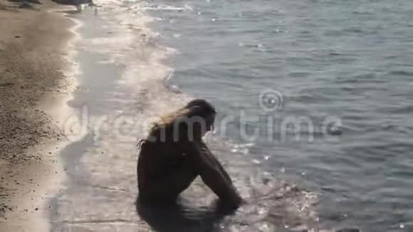 女孩在海滩上跑步和跳舞视频的预览图