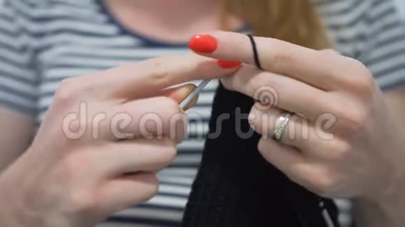 双手用针织针美丽的孕妇编织视频的预览图
