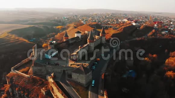 乌克兰卡米安涅茨波迪尔斯基要塞的鸟瞰图城堡建于14世纪的斯莫崔奇河上建筑视频的预览图