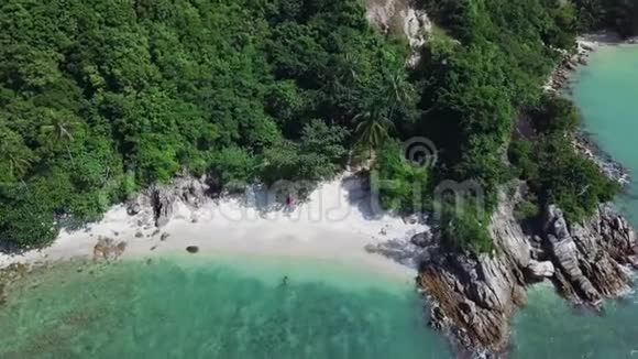 在热带岛屿上鸟瞰小而幽静的沙滩视频的预览图