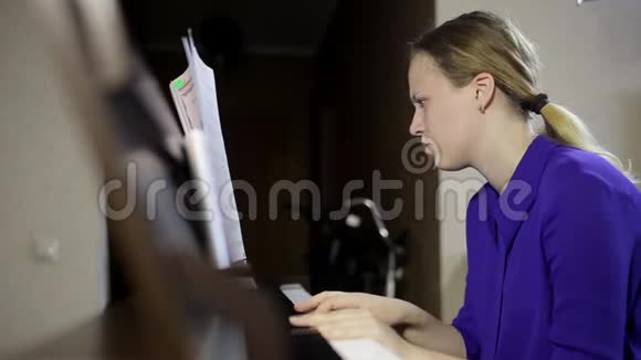 少女在数字钢琴的键盘上弹奏视频的预览图