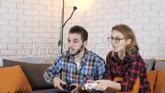 男男女女坐在沙发上玩游戏男赢50fps视频的预览图
