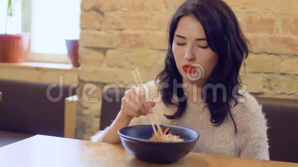 漂亮的韩国人在韩国餐馆吃面条视频的预览图