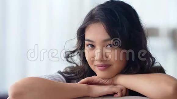 迷人的微笑亚洲年轻女子调情和放松的特写镜头视频的预览图