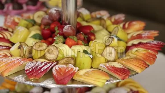 婚礼糖果棒糖粉下的切制水果视频的预览图