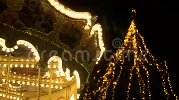 在狂欢节上老式旋转木马在美丽的旋转木马周围闪烁的灯光黑暗的夜空照明视频的预览图
