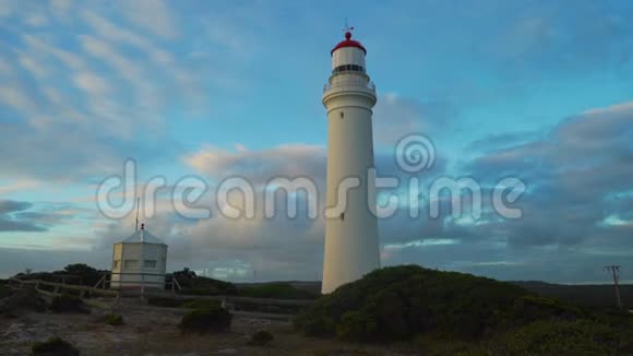 在澳大利亚的尼尔森角灯塔上夕阳西下视频的预览图
