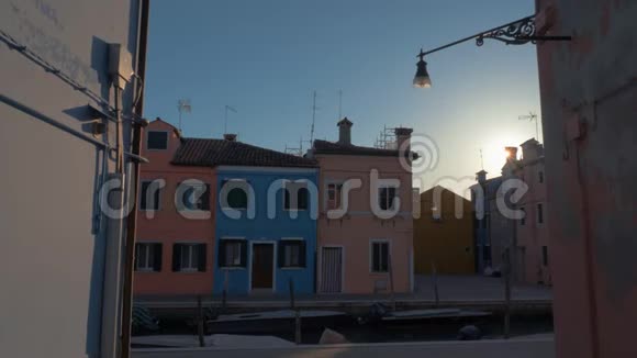 意大利布拉诺街有彩色的房屋和运河有停泊的船只视频的预览图