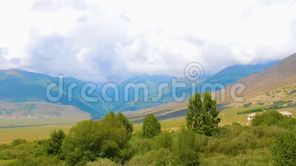 平静的风景有绿色的山谷山和云在天空时间流逝视频的预览图