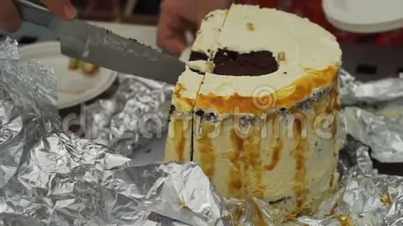 用铝纸切割结婚蛋糕的刀视频的预览图
