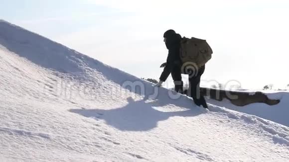 人走向巅峰走向成功登山者在明亮的阳光下爬上雪山2游客爬上山顶视频的预览图
