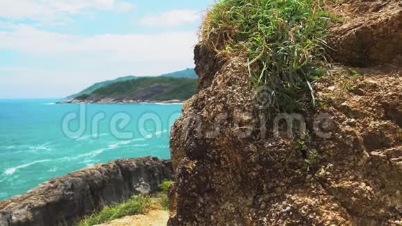 温暖的热带海洋热带岛屿的岩石海岸美丽的风景视频的预览图