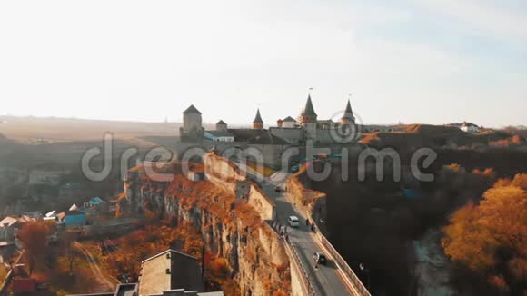 乌克兰卡米安涅茨波迪尔斯基要塞的鸟瞰图城堡建于14世纪的斯莫崔奇河上建筑视频的预览图