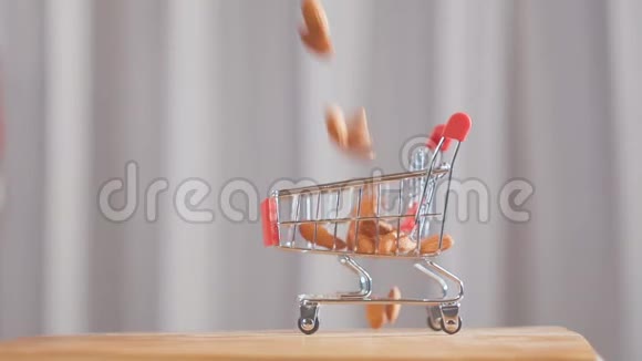超市里装满杏仁的购物车杏仁落入超市购物车视频的预览图