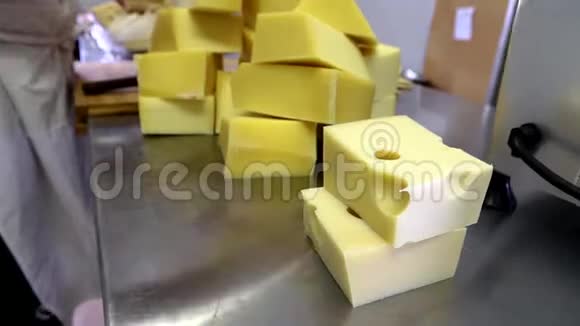 一家火锅厂里有人在烤瑞士奶酪视频的预览图