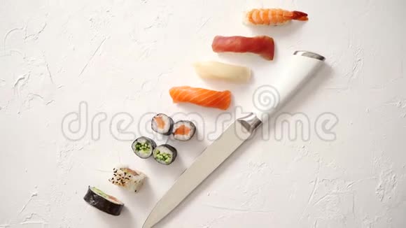 白色石板背景上用日本刀制作的各种寿司卷视频的预览图