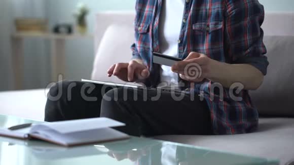 男子将信用卡数据输入平板电脑支付机票订票视频的预览图